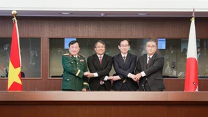 Le général de corps d’armée Hoang Xuân Chiên, vice-ministre de la Défense, Nguyên Minh Vu, vice-ministre permanent des Affaires étrangères, et leurs homologues japonais. Photo : VNA.