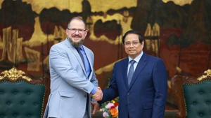 Le Premier ministre Pham Minh Chinh (droite) reçoit mardi après-midi, à Hanoï, Cristiano Amon, PDG du groupe américain Qualcomm. Photo : VNA.