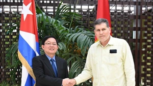 Le vice-Premier ministre Hô Quôc Dung (gauche) et le vice-premier ministre et ministre cubain du Commerce extérieur et des Investissements étrangers, Oscar Pérez-Oliva Fraga. Photo : VNA.