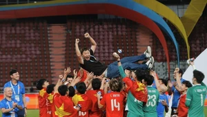 Sous la houlette du sélectionneur sud-coréen Kim Sang Sik, l'équipe masculine des moins de 22 ans (U22) du Vietnam décroche la médaille d’or aux 33es Jeux d’Asie du Sud-Est (SEA Games 33). Photo : VNA.