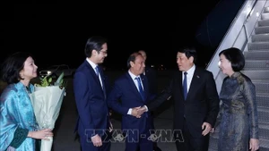 Le président Luong Cuong, son épouse et une délégation vietnamienne de haut rang les accompagnant sont arrivés le 21 septembre (heure locale) à l’aéroport international J.F. Kennedy, New York, pour participer à la Semaine de haut niveau de l’Assemblée nationale des Nations unies. Photo : VNA.