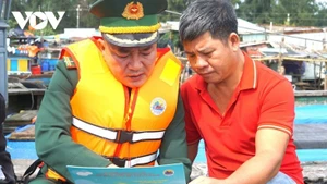 Des actions de sensibilisation contre la pêche INN sont menées auprès des pêcheurs de la ville de Huê. Photo : VOV.