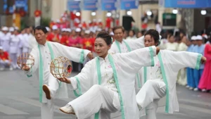 La silver économie inclut l’économie du bien-vieillir et la façon dont les entreprises se développent et innovent pour rendre service aux seniors. Photo d'illustration : VNA.