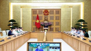 Face à la gravité des pluies et inondations au Centre ces derniers jours, le Premier ministre Pham Minh Chinh a présidé, le matin du 29 octobre, une conférence d’urgence sous format hybride afin de coordonner une réponse rapide et efficace visant à minimiser les dégâts. Photo : VNA