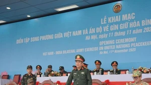 Le général de corps d'armée Phung Si Tân, chef d'état-major adjoint de l'Armée populaire du Vietnam à la répétition générale en vue de l'ouverture de l'exercice bilatéral Vietnam-Inde 2025. Photo : VNA.