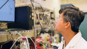Face aux défis croissants du changement climatique, le développement de technologies efficaces et respectueuses de l’environnement pour le traitement des émissions de CO₂ est devenu une priorité mondiale. Photo : baodautu.vn