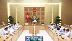 Le Premier ministre Pham Minh Chinh préside la réunion de la Permanence du gouvernement avec les ministères et organismes concernés, diffusée en ligne dans 12 localités, pour examiner le relèvement après le passage du typhon n°10 (Bualoi) et préparer la riposte face à la menace imminente du typhon n°11 (Matmo). Photo : VNA.