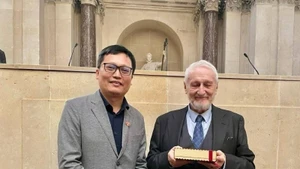 Un scientifique vietnamien devient académicien en France