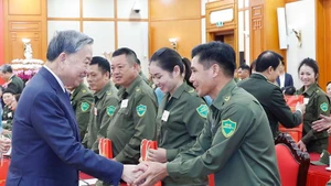 Le secrétaire général du Parti communiste du Vietnam (PCV), To Lam, rencontre 70 collectifs et individus exemplaires de la force participant à la protection de la sécurité et de l’ordre au niveau local à travers le pays. Photo : VNA.