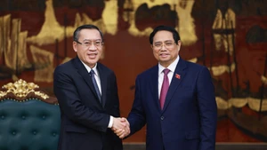 Le Premier ministre Pham Minh Chinh (à droite) et le ministre du Travail et des Affaires sociales du Laos, Phosay Sayasone. Photo: VNA