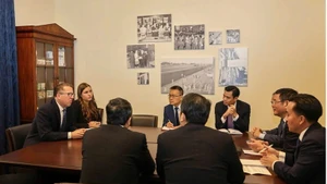 La rencontre à Washington D.C. entre le ministre du Commerce, Nguyen Hong Dien, et le député Adrian Smith (Nebraska, Parti républicain), président de la sous-commission du Commerce du Congrès américain. Photo : VNA