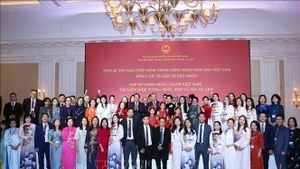 Le secrétaire général du Parti communiste du Vietnam, To Lam, son épouse rencontre la communauté des Vietnamiens au Royaume-Uni. Photo : VNA.