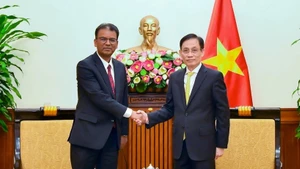 Le ministre des Affaires étrangères, Le Hoai Trung (droite) et l’ambassadeur non-résident du Népal au Vietnam, Dhan Bahadur Oli.