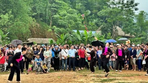 Fête du lancer de balles en tissu (ném còn), organisée en avril à Bao Yên, province de Lao Cai. Photo : baolaocai.