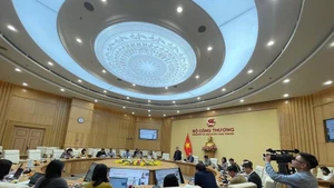 Conférence cruciale pour lancer la Stratégie de développement des services logistiques du Vietnam pour la période 2025-2035, avec une vision à l'horizon 2050. Photo : VNA.