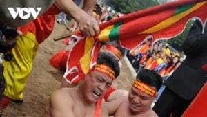 Le rituel du tir à la corde assis 