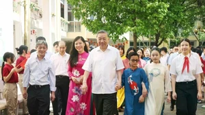 1er juin 2025 Le secrétaire général du Parti, To Lam, a visité le 1er juin les lycées Nguyen Dinh Chieu et Xa Dan, deux écoles pour élèves handicapés à Hanoï, à l’occasion de la Journée internationale de l’enfance. Photo : VNA.