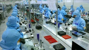 Ligne de production de modules de caméra et de composants électroniques destinés à l'exportation dans l'usine MCNEX VINA Co., Ltd., société à participation sud-coréenne, située dans le parc industriel de Phuc Son, province de Ninh Binh. Photo : VNA