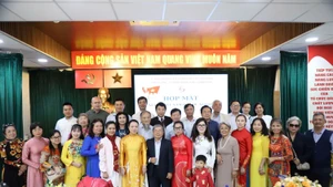 Ho Chi Minh-Ville : rencontre des Viet kieu pour le 80e anniversaire de la Révolution d’Août et la Fête nationale