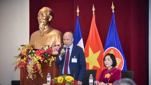 La vice-présidente de l'Assemblée nationale Nguyen Thi Thanh impressionnée par la communauté vietnamienne en France