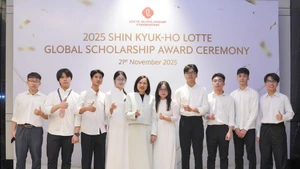 Des étudiants brillants bénéficiaires des bourses d'études. Photo : giaoducthoidai.vn