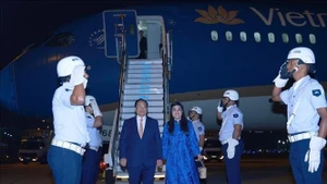 Le Premier ministre Pham Minh Chinh, son épouse Lê Thi Bich Trân et une délégation vietnamienne de haut rang ont atterri tôt le 5 juillet (heure locale) à l'aéroport Galeão de Rio de Janeiro tôt le 5 juillet (heure locale), entamant ainsi leur participation au sommet élargi des BRICS et aux activités bilatérales au Brésil. Photo : VNA.