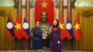 La vice-présidente Vo Thi Anh Xuan accueille la vice-présidente de la RDP lao Pany Yathotou lors de sa visite officielle au Vietnam le 26 avril 2022. Source : VNA.