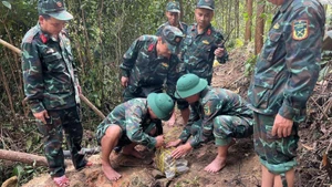 Les forces de génie de Dà Nang neutralisent avec succès la bombe de 220 kg datant de la guerre. Photo: Commandement militaire de la ville de Dà Nang.