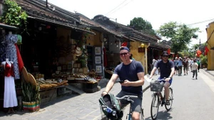 Visiteurs étrangers à Hoi An. Photo : VNA.