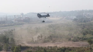 Des avions larguent des fournitures de secours lors de VINBAX 2024. (Photo : VNA)