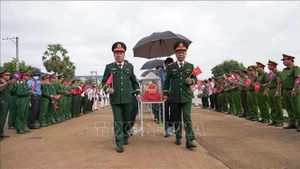 Cérémonie de rapatriement des restes de 172 soldats volontaires et experts vietnamiens tombés au Cambodge au poste frontalier international de Xa Mat. Photo : VNA.