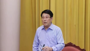Le président Luong Cuong travaille avec le Bureau du président sur le bilan du mois de juin et les priorités pour le mois de juillet. Photo : VNA.