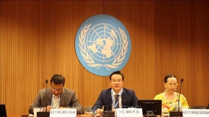 L'ambassadeur Mai Phan Dung, chef de la délégation vietnamienne à Genève (centre) aux discussions. Photo : VNA.