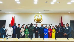 Le procureur général de la Cour populaire suprême du Vietnam et la délégation de haut rang l’accompagnant ont effectué une visite de courtoisie au Bureau du procureur général, à Luanda, en août 2025, après la cérémonie de signature. Photo : PV.