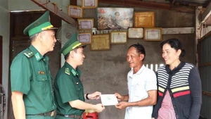 Les gardes-frontières de Dak Lak offrent des cadeaux à une famille de la commune de Ia Rvê. Photo : VNA