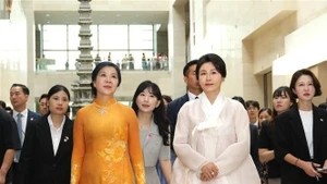 Kim Hye Kyung, épouse du président de la République de Corée, et Ngo Phuong Ly (à gauche), épouse du secrétaire général du PCV, visitent le Musée national de la République de Corée. Photo : VNA.