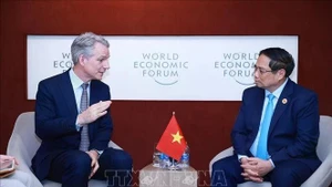 Le Premier ministre Pham Minh Chinh (à droite) rencontre Peter Körte, membre du directoire et directeur de la technologie et de la stratégie de Siemens AG, à Tianjin, le 25 juin. Photo : VNA.