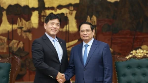 e Premier ministre Pham Minh Chinh (droite) et Yukihito Honda, directeur exécutif en charge du développement urbain diversifié du groupe japonais Sumitomo. Photo : VNA.