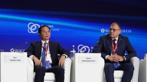 Le vice-Premier ministre Bui Thanh Son (à gauche) lors du 8e Forum international de la Semaine russe de l’énergie, à Moscou. Photo : VNA.