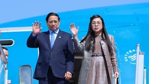 Le Premier ministre Pham Minh Chinh et son épouse rentrent à Hanoï, concluant avec succès leur tournée au Koweït, en Algérie et en Afrique du Sud. Photo: baochinhphu