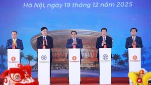 Le Premier ministre Pham Minh Chinh (centre) et les délégués appuient sur le bouton lançant les travaux, inaugurant et mettant en service technique les projets et ouvrages concernés. Photo : VNA.