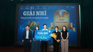 Remise du deuxième prix à l'équipe Nimbus Foundation