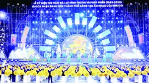 Programme artistique lors de la nuit de réception du titre Da Lat - ville UNESCO de musique créative.