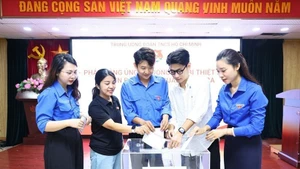 Des responsables et membres de l'Union de la jeunesse communiste Hô Chi Minh collectent des fonds en faveur des sinistrés du typhon Bualoi. Photo : Minh Duc - VNA.