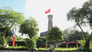 Mât du drapeau de Hanoi. Photo : VNA.