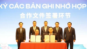 Signature des accords de coopération entre des entreprises vietnamiennes et chinoises Photo : VNA.
