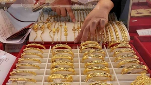 Bijoux en or à vendre dans une boutique d'or. Photo : VNA.