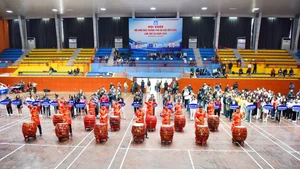  Les tambours résonnant au Palais des Sports de Xuan Dinh ont fait vibrer une atmosphère festive et enthousiaste pour la 30e édition élargie des Jeux sportifs de l’Association des Journalistes de la ville de Hanoi.