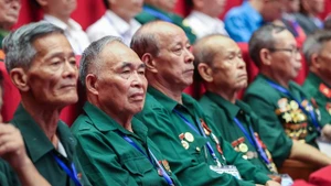 Hanoi offre plus de 1,16 million de cadeaux du Têt aux bénéficiaires des politiques sociales