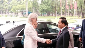 La Gouverneure générale australienne Sam Mostyn et Tran Luu Quang, secrétaire du Comité du Parti de Ho Chi Minh-Ville. Photo : VNA.